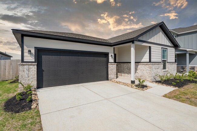 Building Photo - 16743 Needlepoint Dr