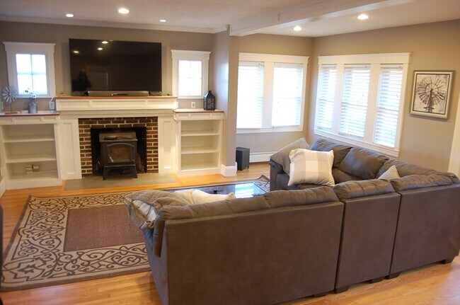 Building Photo - 196 Beacon St