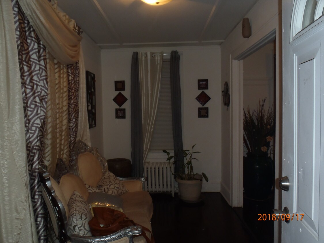 Entrance foyer - 549 Saw Mill River Rd