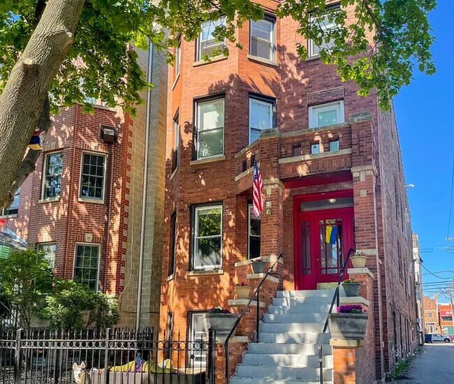 Foto del edificio - 2744 N Bosworth Ave