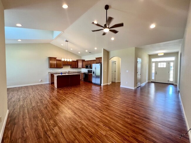 Building Photo - 3 Bed Townhome in Excellent West Side Location!