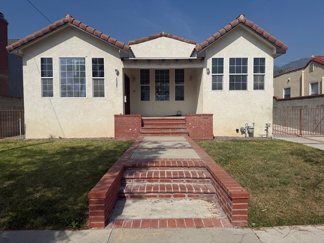 Building Photo - 2045 Bellevue Dr