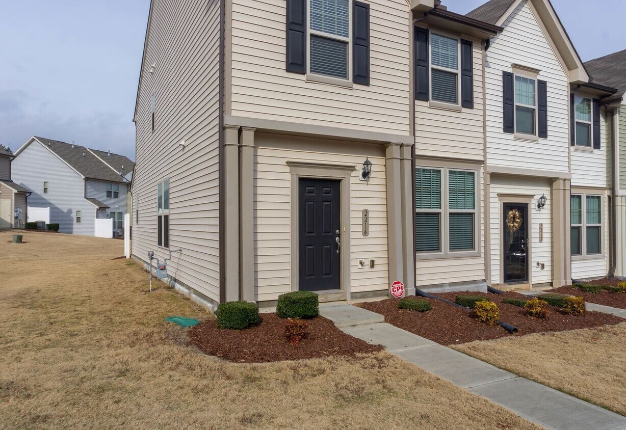 Primary Photo - Great End Unit Townhome - Located Close to...