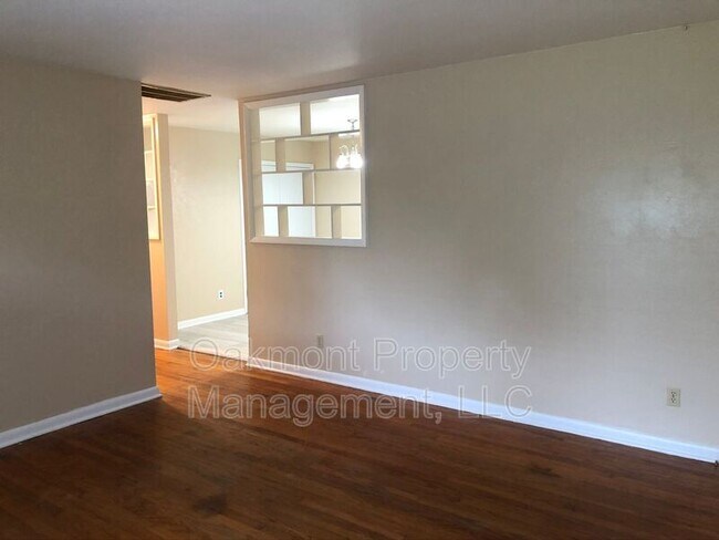 Foto del edificio - 4047 Village Dr