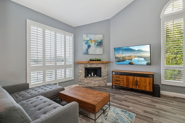 Building Photo - Comfortable 2-Bed, 2-Bath Home in Costa Me...