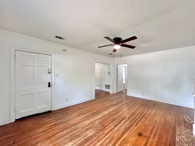 Foto del edificio - Charming 2/BR 1/BA Home with Spacious Fenc...