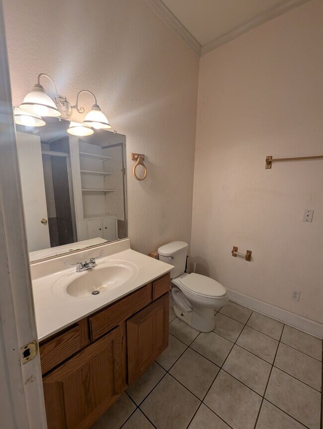Foto del edificio - Huge 3 Bedroom/ 2 Bath Upstairs Apartment