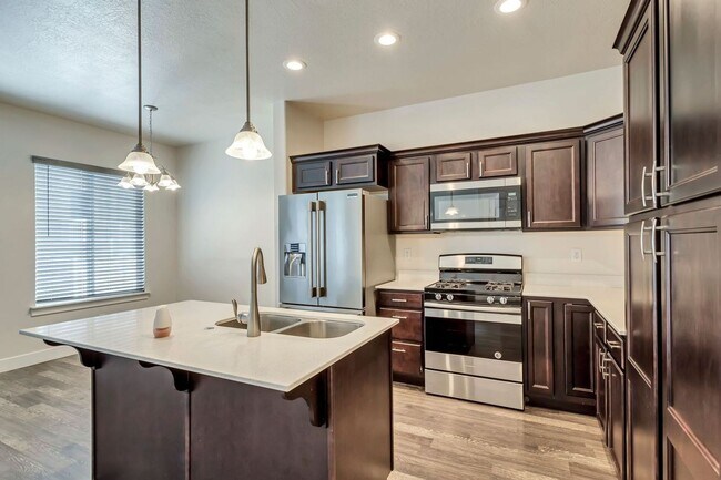 Building Photo - Gorgeous Three Bedroom Townhome; Herriman//