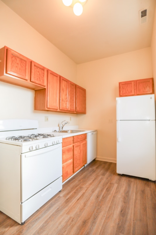 Building Photo - 747 Damen