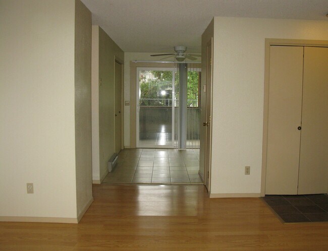 Foto del edificio - 355 Aristocrat Dr