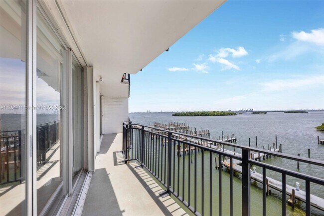Foto del edificio - 770 NE 69th St