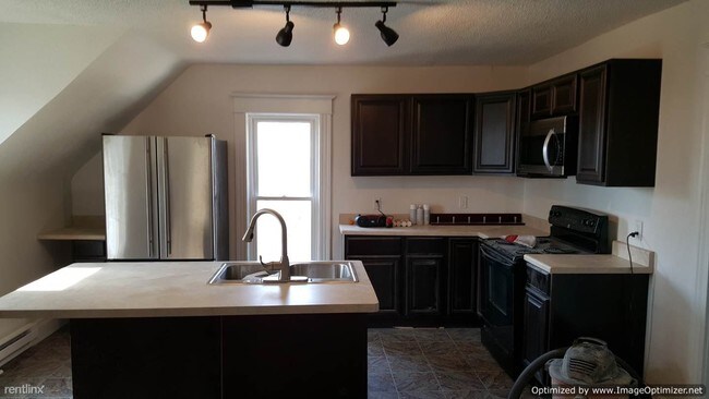 Building Photo - 3 br, 1 bath  - 433 E Bremer St Upstairs apt