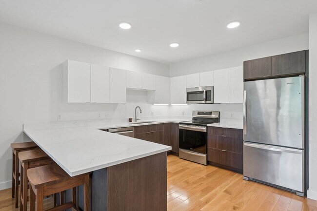Building Photo - 2 Bedroom Condo at Treetops