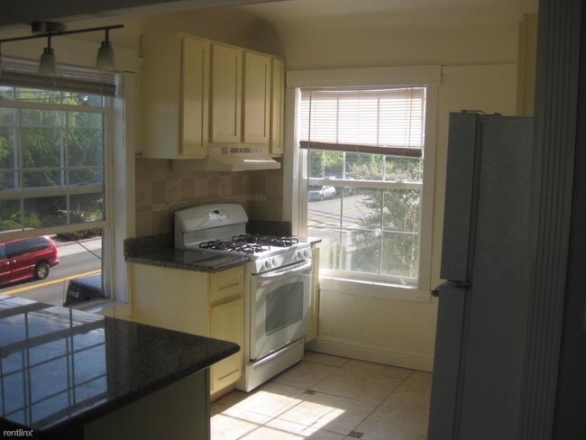 Building Photo - 3 br, 1 bath Condo - 2214 Ashby Avenue