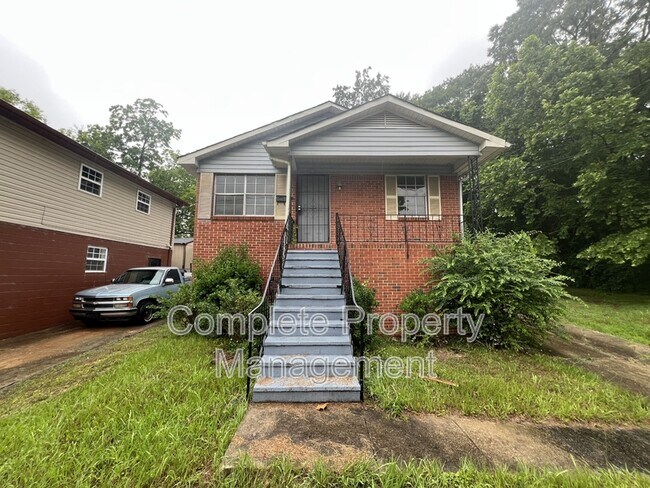 Building Photo - 732 Albany St