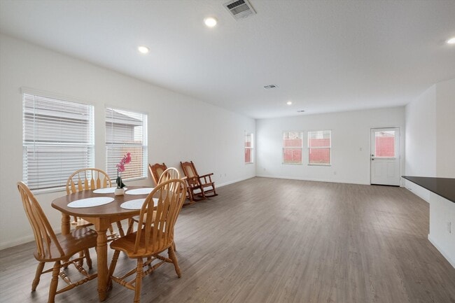 Foto del edificio - Move-In Ready Gem with Open Layout & Prime Location