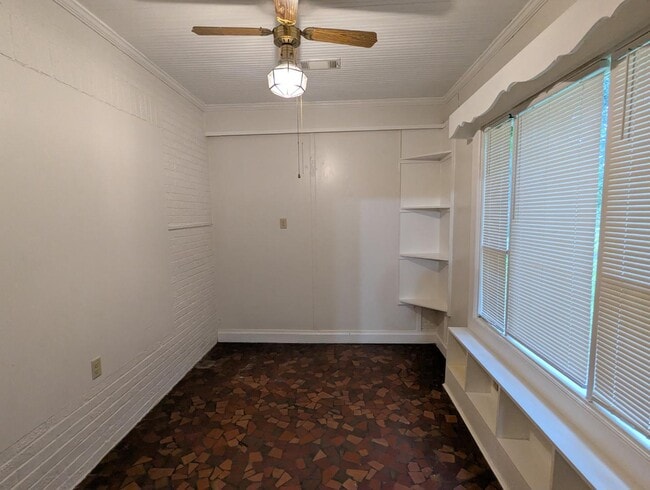 Building Photo - 904 Rosedale Ave