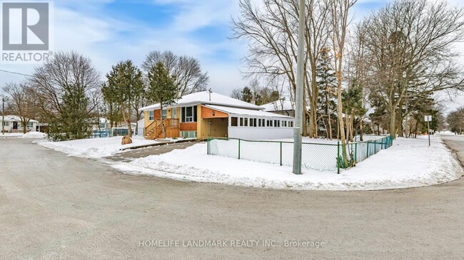 Building Photo - 424 Bonita Crescent