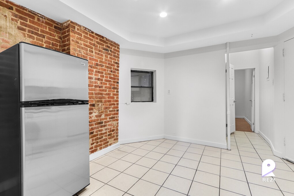 Primary Photo - 324 W 49th St