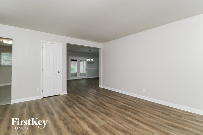Building Photo - 551 W Essex Ave