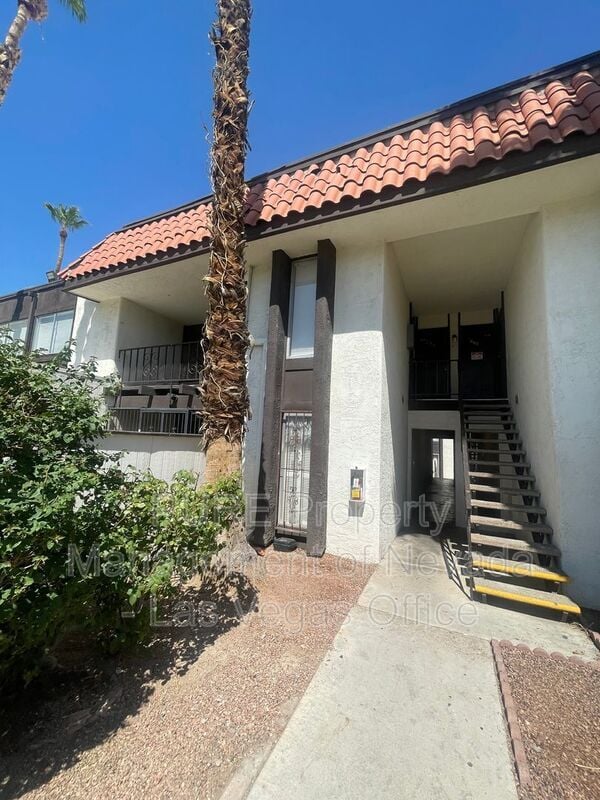 Building Photo - 1405 E Vegas Valley Dr