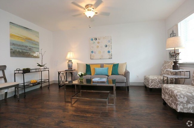Building Photo - 4633 Fairmount St