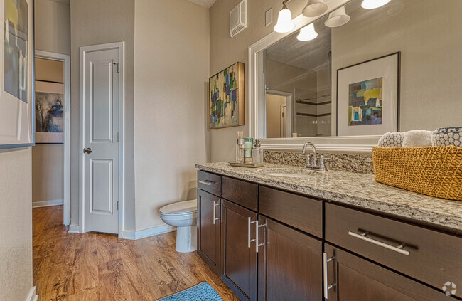 2BR, 2BA - 1119 SF - Bathroom - The Reserves at Alafaya