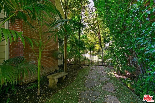Building Photo - 703 N Beverly Dr