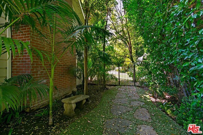 Foto del edificio - 703 N Beverly Dr
