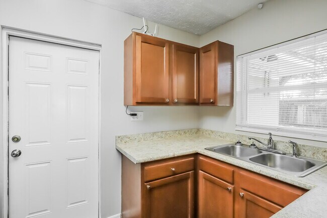 Building Photo - 5328 Windermere Dr