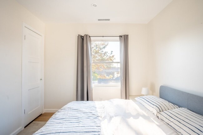 Building Photo - Full room in 5-bed/3.0-bath Home