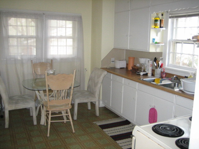 Kitchen - 204 Lewis St