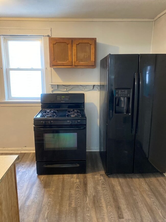 Building Photo - 3 BR 1 BA Single House With All New Flooring