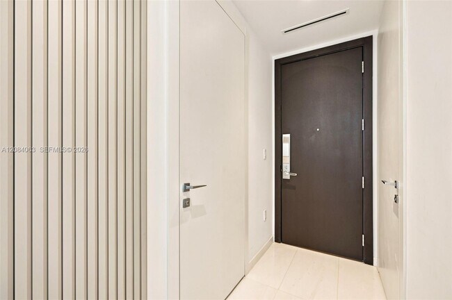 Building Photo - 300 Biscayne Blvd Way
