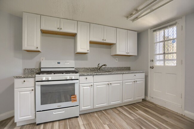 Foto del edificio - 1323 N Kenwood Ave