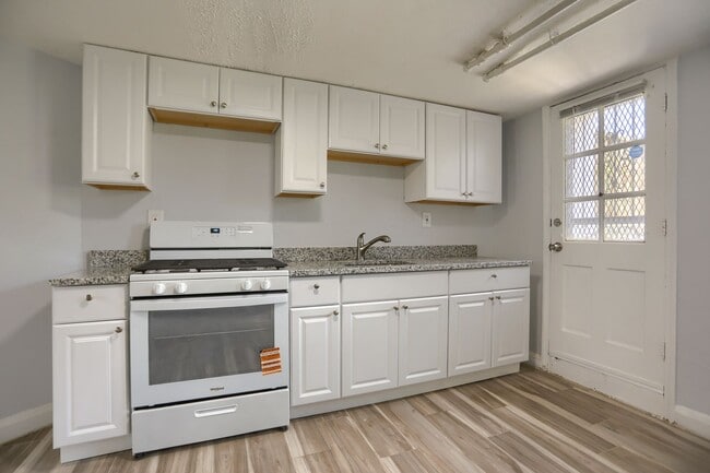 Building Photo - 1323 N Kenwood Ave