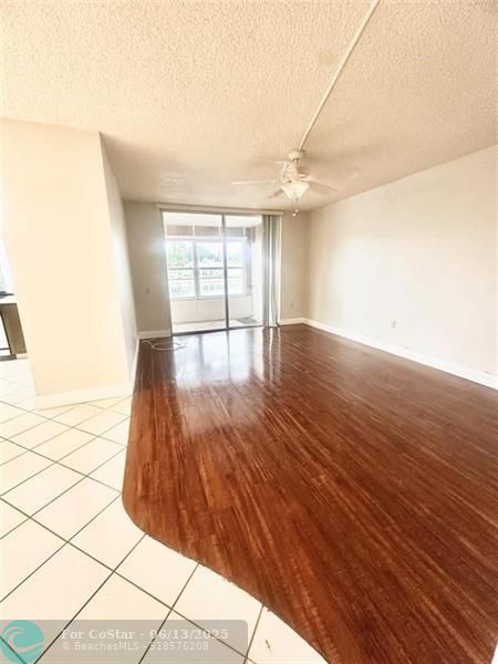 Foto del edificio - 9330 Lime Bay Blvd
