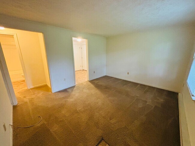 Building Photo - 2 Bedroom 1 bath Duplex