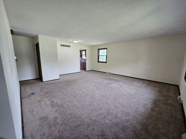 Building Photo - Cute 2-bedroom duplex in Normal!