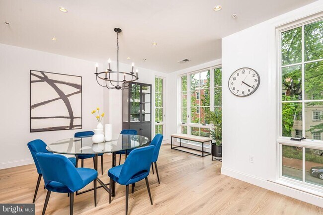 Foto del edificio - For Lease: A Luxury Penthouse Condominium ...