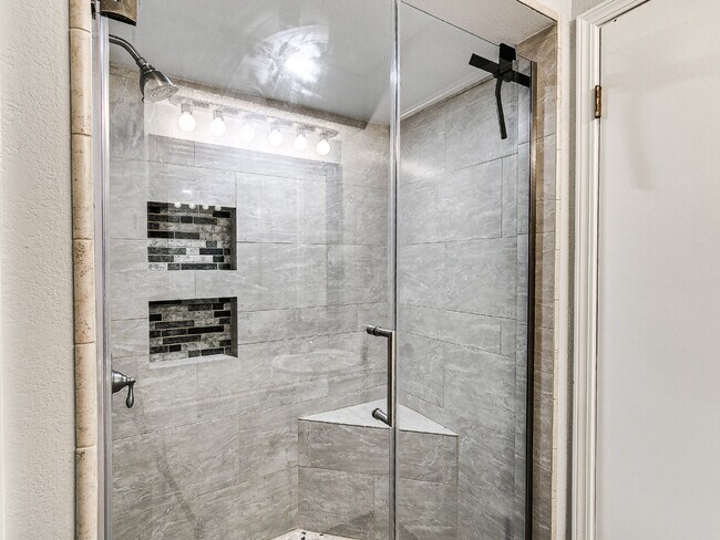 Foto del edificio - NEW LISTING!