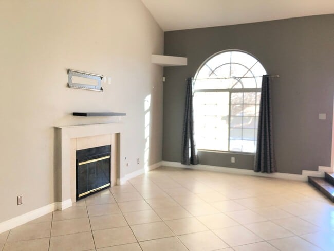 Building Photo - AMAZING 2 BEDROOM AND 2.5 BATHROOMS TOWNHO...
