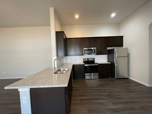 Foto del edificio - TOWNHOME FOR RENT