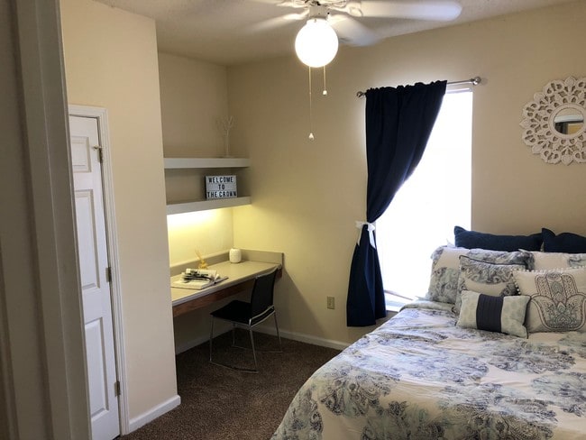 Tu habitación y baño privado. - Crown, The