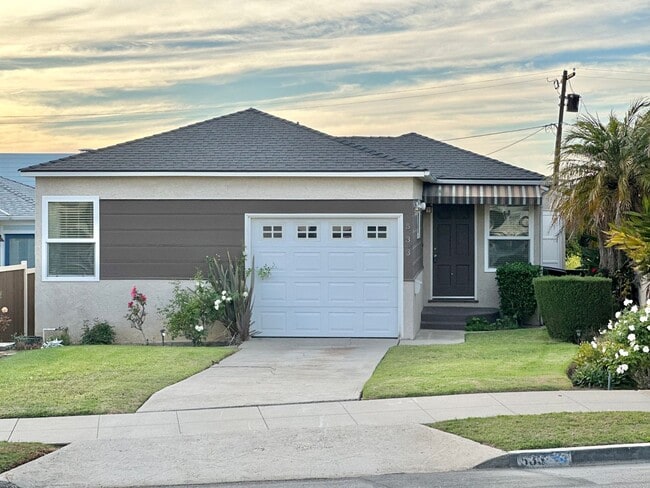 Foto del edificio - Super Cute 3bed 2 bath home with peek-a-boo ocean view South Redondo