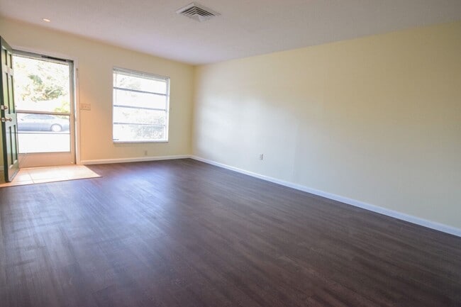 Building Photo - 3072 Jennings Dr