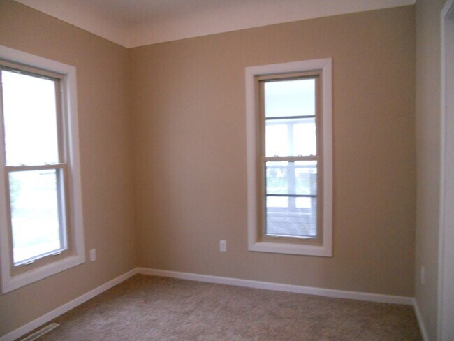Building Photo - 3 BR 1BA w/ Many Updates