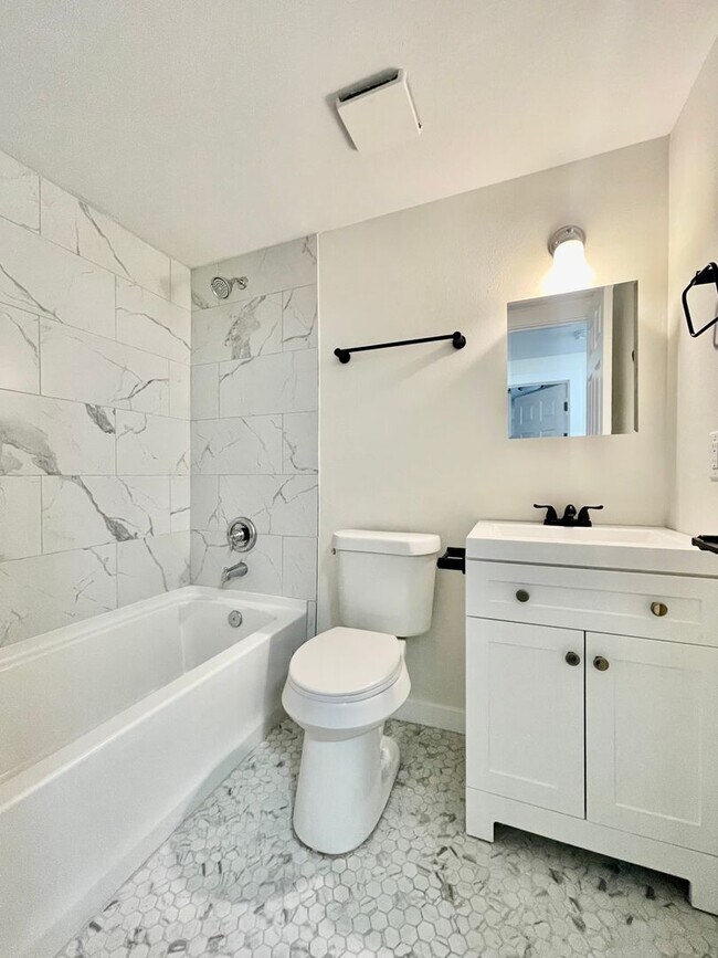 Building Photo - 407 Sarah St