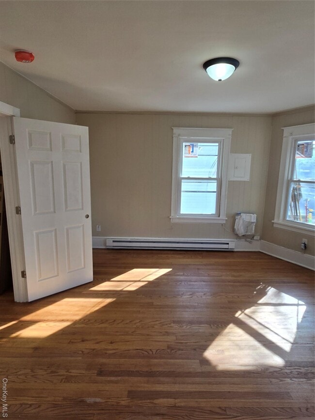 Foto del edificio - 25 Roosevelt Ave