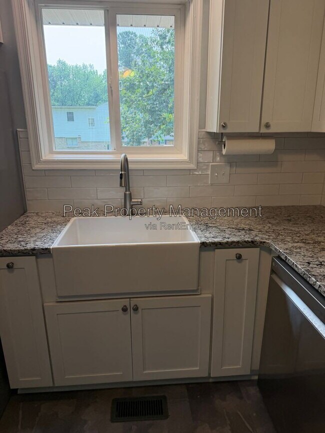 Building Photo - 2119 Woodmont Dr